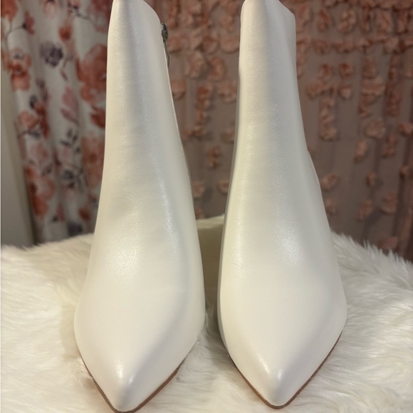 Chelsea Shoes - Chic White Heeled Ankle Boots